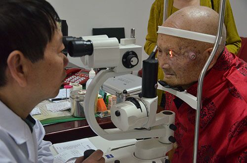 100歲白內(nèi)障老人普瑞眼科復明在即
