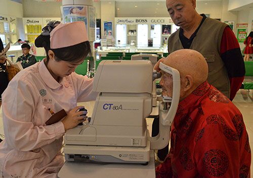 100歲白內(nèi)障老人普瑞眼科復明在即
