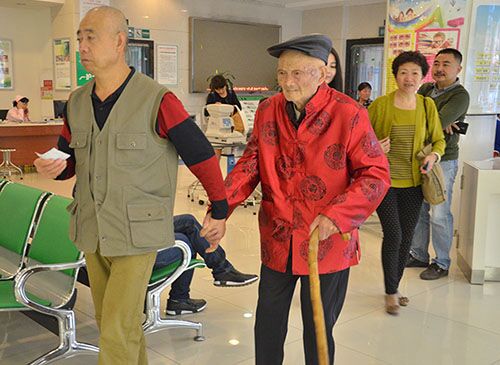 100歲白內(nèi)障老人普瑞眼科復明在即