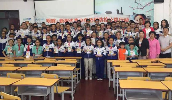 普瑞眼科為達(dá)坂城中學(xué)現(xiàn)場贈(zèng)送79副近視眼鏡